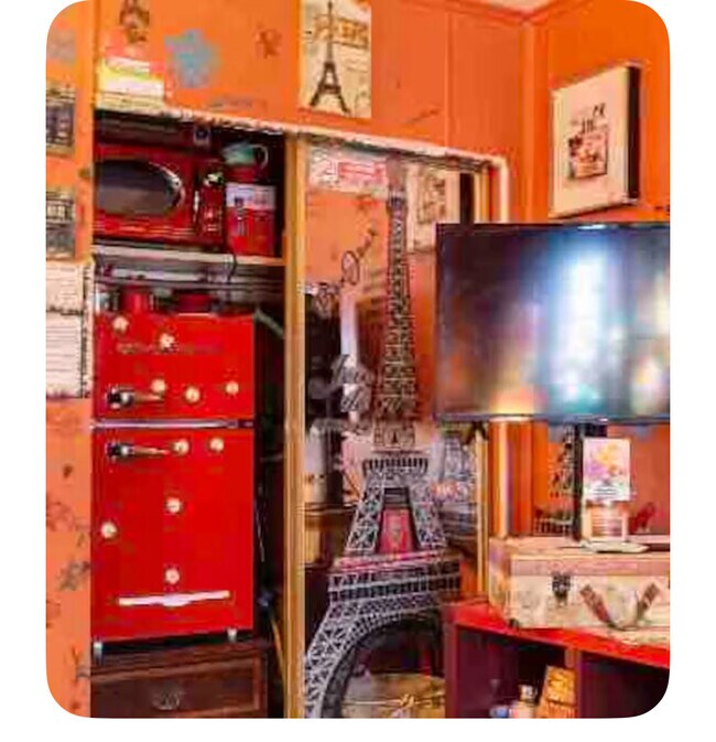 Nevera y microondas en el armario. - 1131 Lakeshore Dr