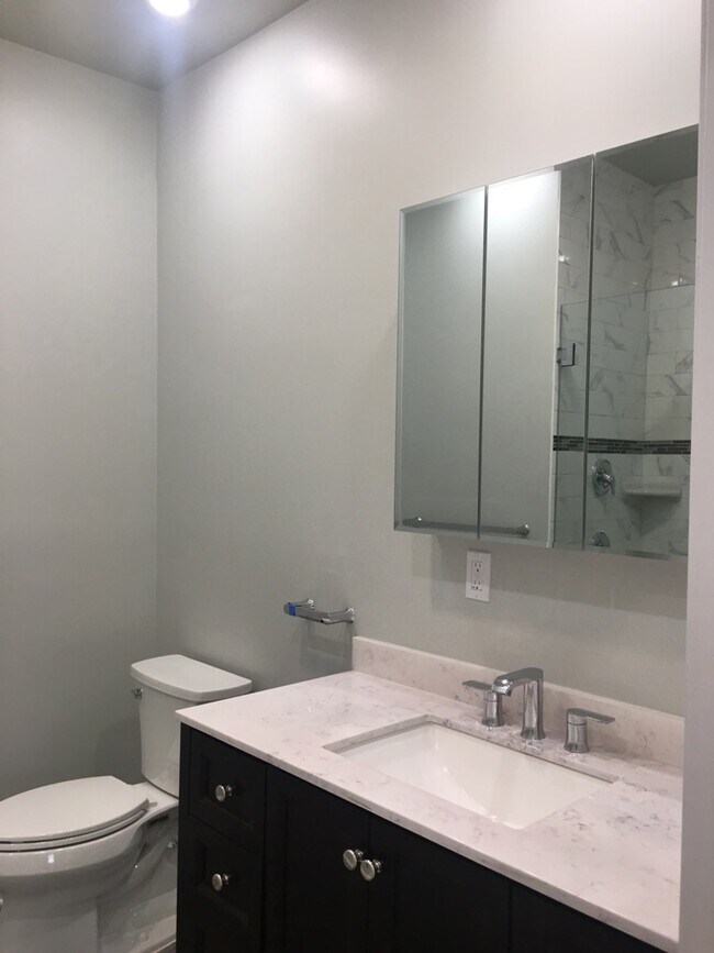 Main Bath - 88 Bay St