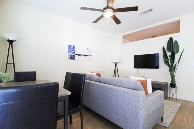 Building Photo - 1957 Fountain View Dr