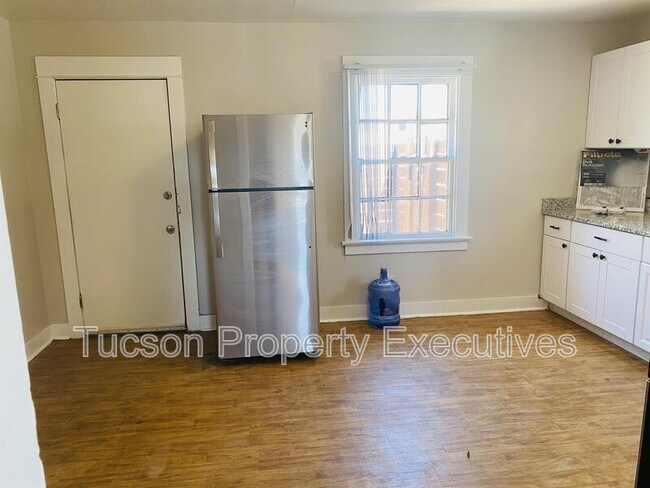 Building Photo - 2632 N Stone Ave
