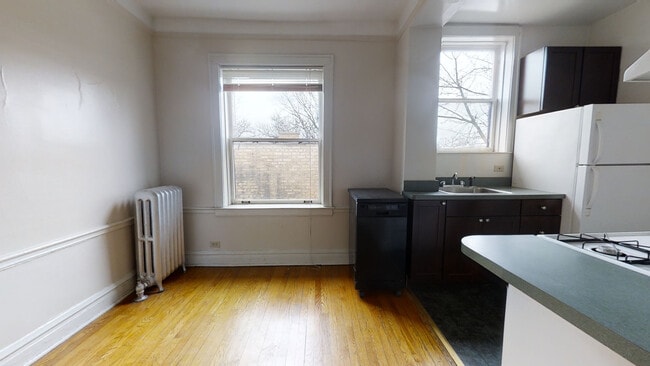 Building Photo - 822 Reba-2N