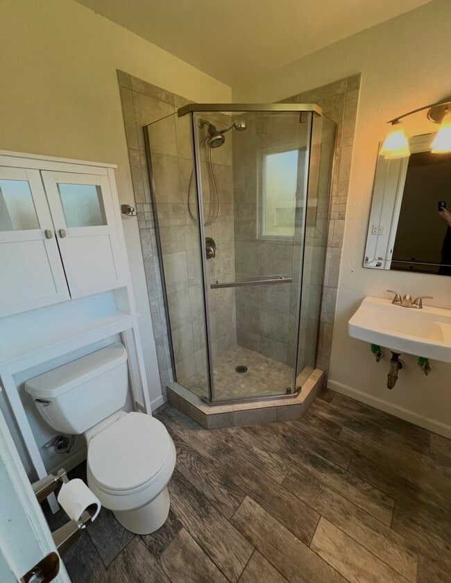 Building Photo - 1017 Rose Ave