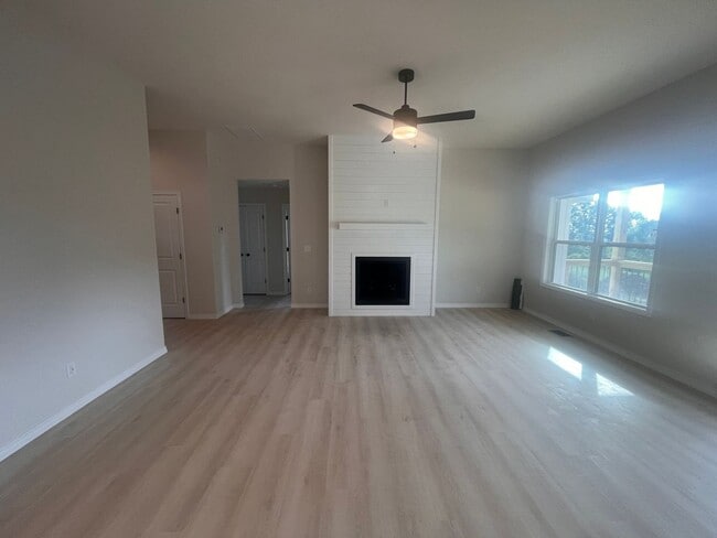 Building Photo - Beautiful, brand-new, 3-bedroom, 2-bath home in Nixa with a 3-car garage.