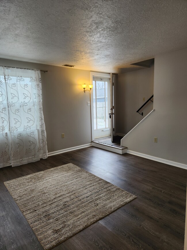 Livingroom with plank flooring - 1458 Old Steubenville Pike