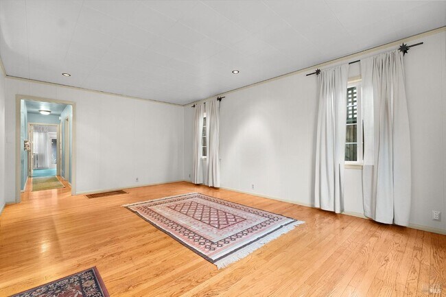 Building Photo - 315 1st St