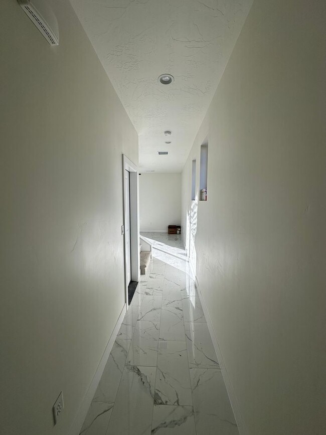 Building Photo - Brand New Townhome