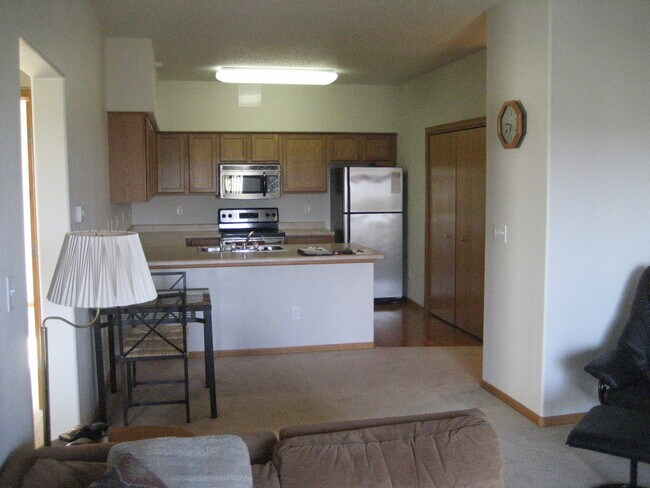 Foto del edificio - NEW LISTING!!!  Incredible 2 bedroom, 1 bath condo on Iowa City's east side