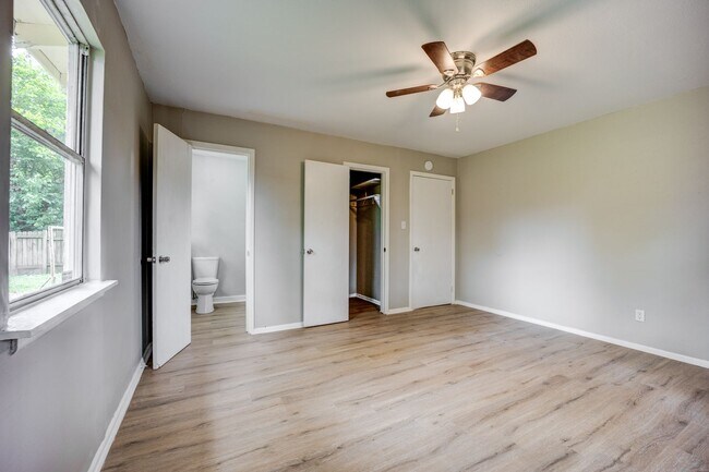 Foto del edificio - FREE MONTH RENT! Freshly Updated 3 Bedroom House