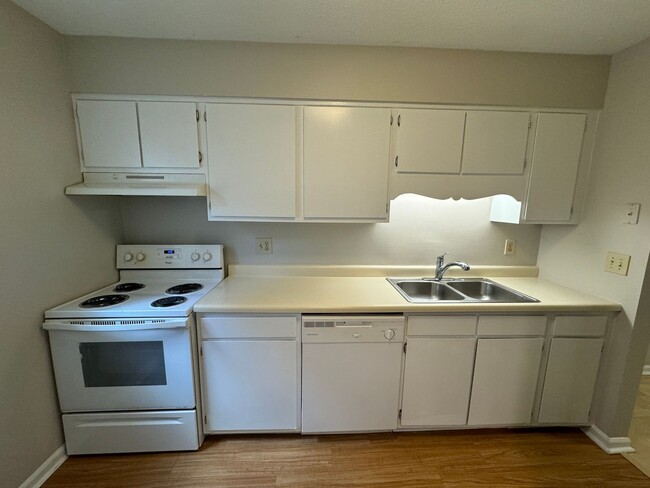 Building Photo - Adorable 2 Bedroom Condo Near UNC!