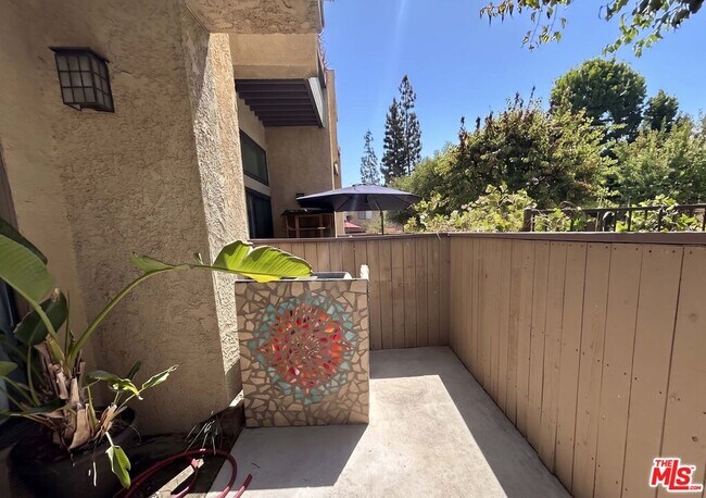 Foto del edificio - 10051 Topanga Canyon Blvd