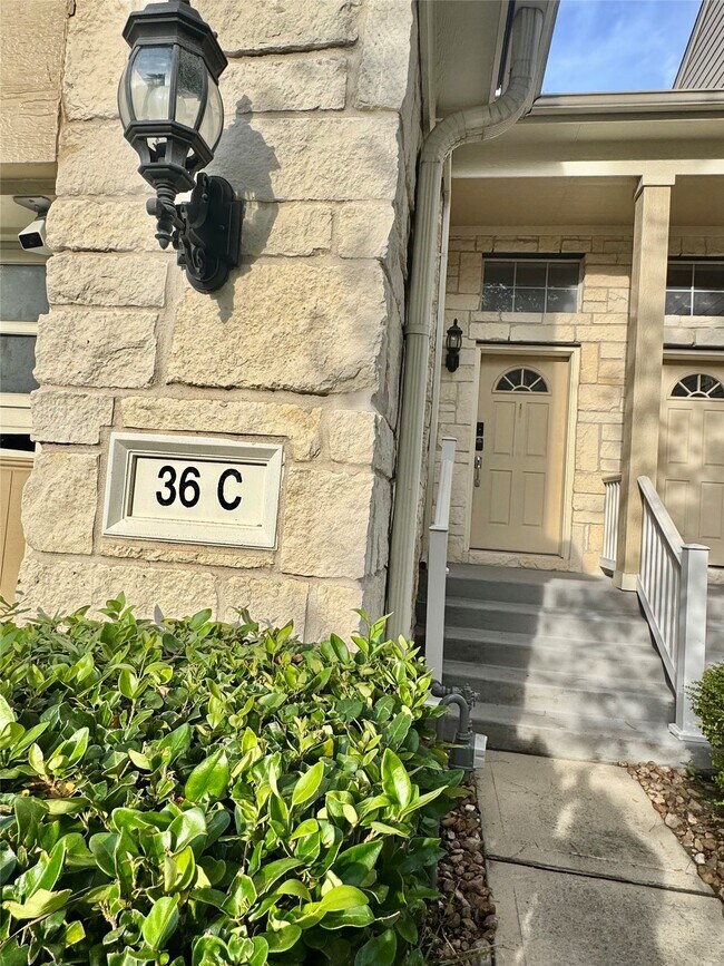 Foto del edificio - 13600 Breton Ridge St