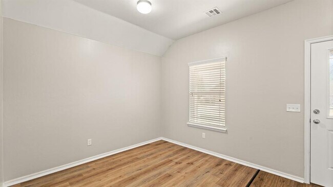 Foto del edificio - 621 Christian Ln