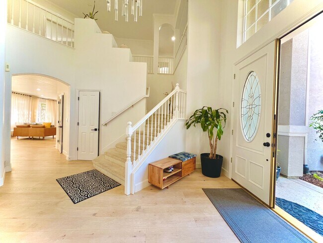 Foto del edificio - Gorgeous Serrano home in gated community c...
