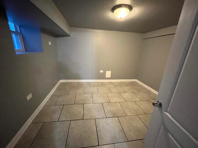#1 bedroom - 5154 W EDDY ST