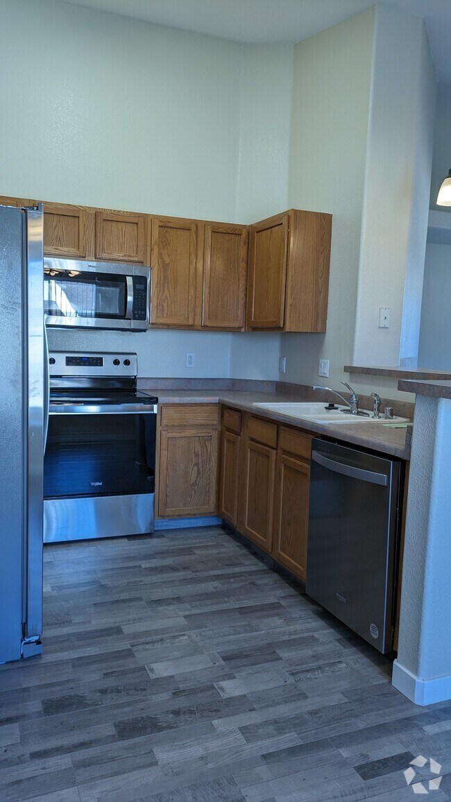 Stratmoor Hills Apartments for Rent with High Ceilings Colorado