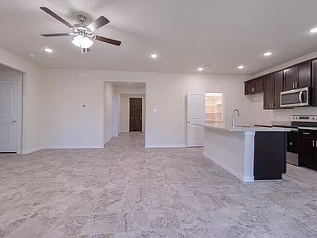 Building Photo - 1028 Park Oak Ln