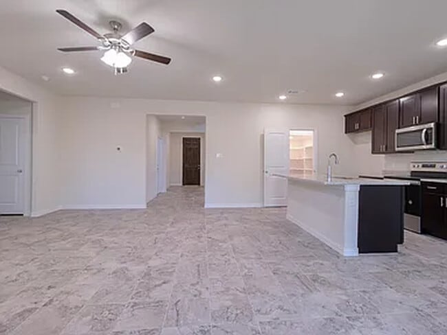 Foto del edificio - 1028 Park Oak Ln