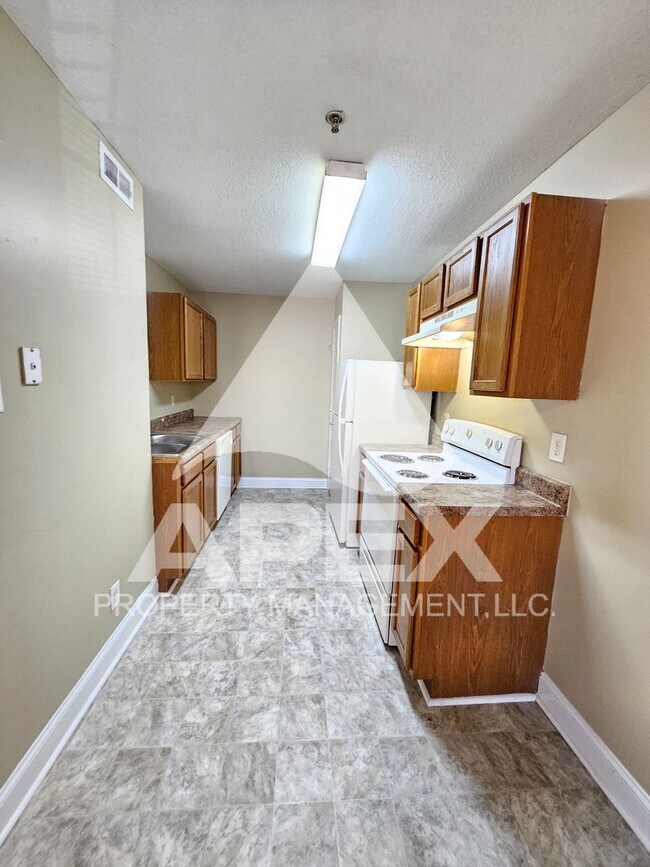 Building Photo - MOVE-IN SPECIAL,NO RENT TIL APRIL 1ST! - AVALON APARTMENT HOMES---NICE 3BD - 1BA Apartment off To...