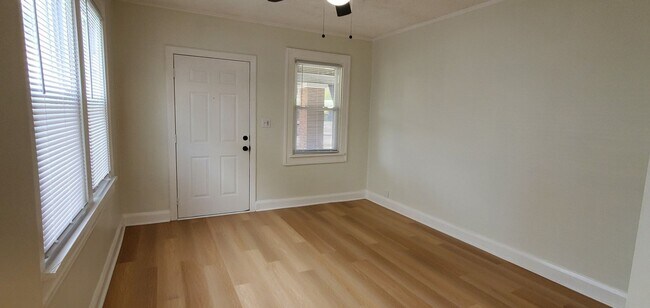 Foto del edificio - Updated 2 bedroom Townhouse - Garfield Park-South Neighborhood