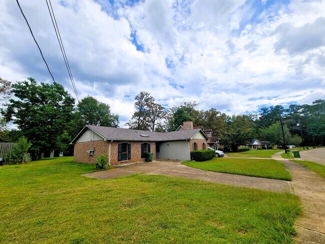 Foto del edificio - 3044 Cross Creek Dr