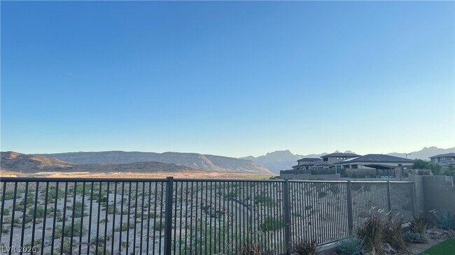 Foto del edificio - 12389 Valley Chase Ave