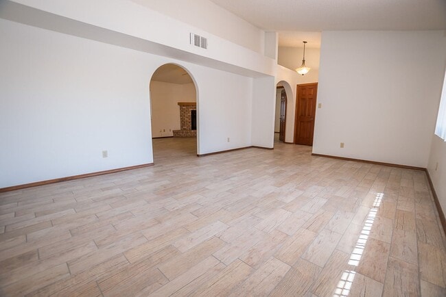 Building Photo - Large Home in Quiet Area, 3 Bedroom, 2 Bat...