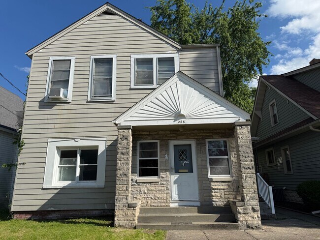 Building Photo - 226 E Maple St