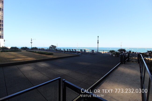 Foto del edificio - 900 N Lake Shore Dr