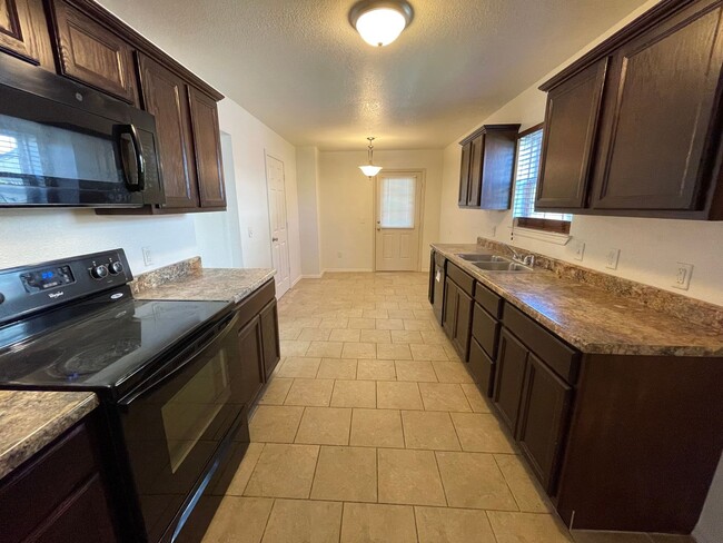 Building Photo - 3 bed 2 bath with covered patio, wood cera...