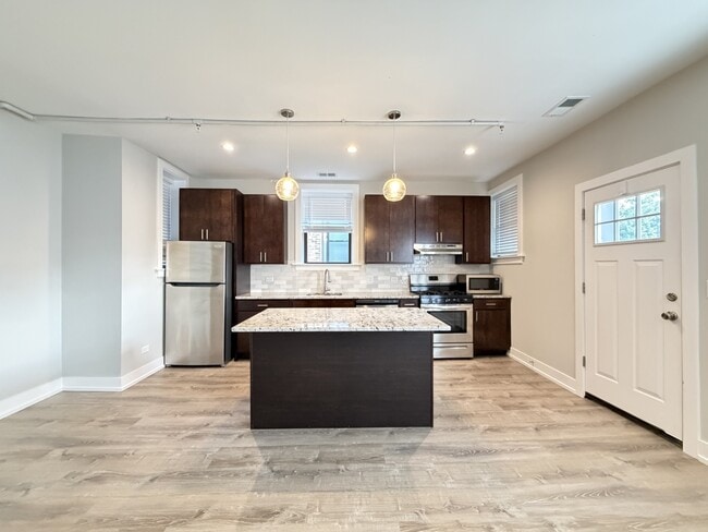 Building Photo - 913 Maple
