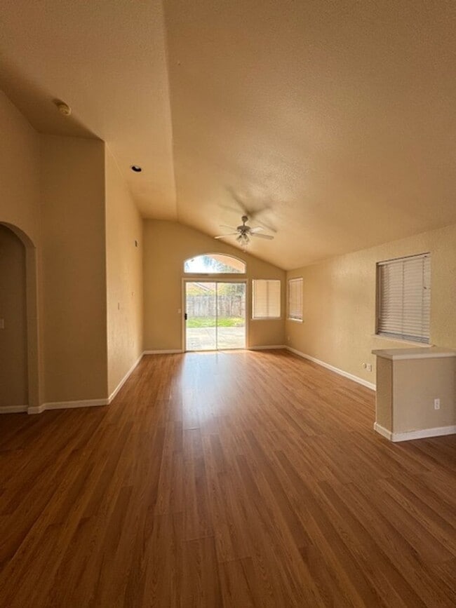 Foto del edificio - 3 Bedroom 2 Bath in Northwest Fresno