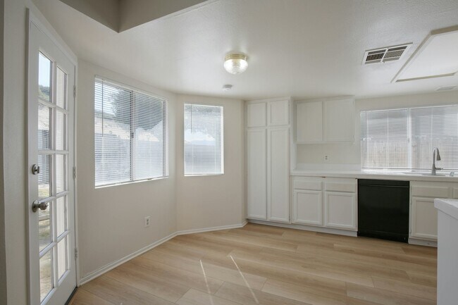 Foto del edificio - 3539 Cherry Blossom Lane