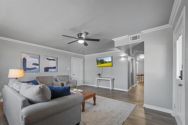 Foto del edificio - 5520 Trail Lake Dr