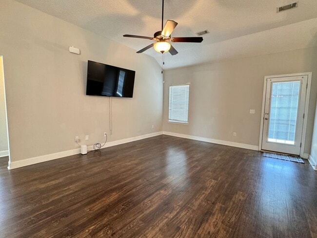 Building Photo - MOVE-IN READY! (Pet Friendly)
