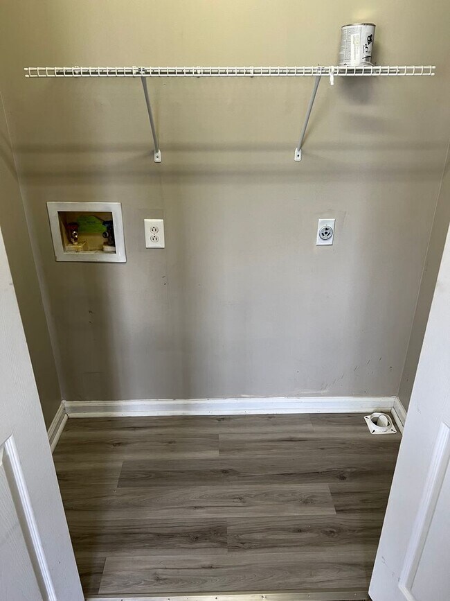Building Photo - 3 Bedroom Home close to I24