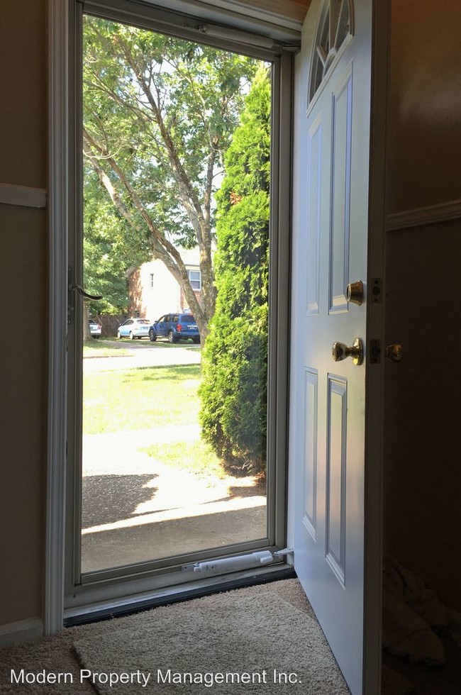 Foto del edificio - 419 Whispering Hills Dr