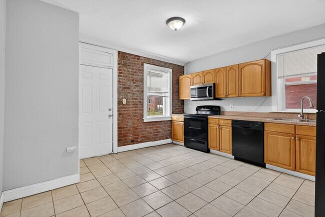 Foto del edificio - Spacious 3-Bed, 2-Bath Home with Private Deck & Garage