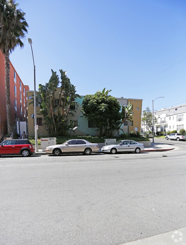 Building Photo - 686 S St Andrews Pl