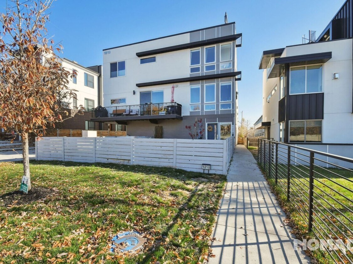 Foto principal - 3 Bedroom, 2.5 Bath Townhome in Sloans Lak...