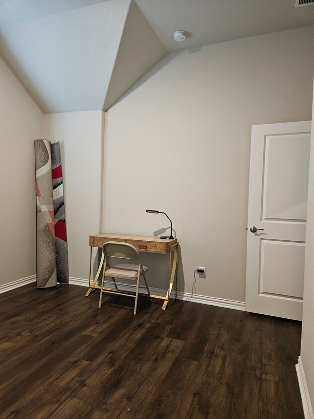 Jr. Master bedroom - 3505 Chapman Cir