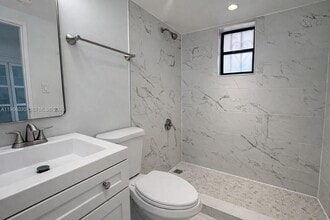 Building Photo - 550 SW 115th Ave