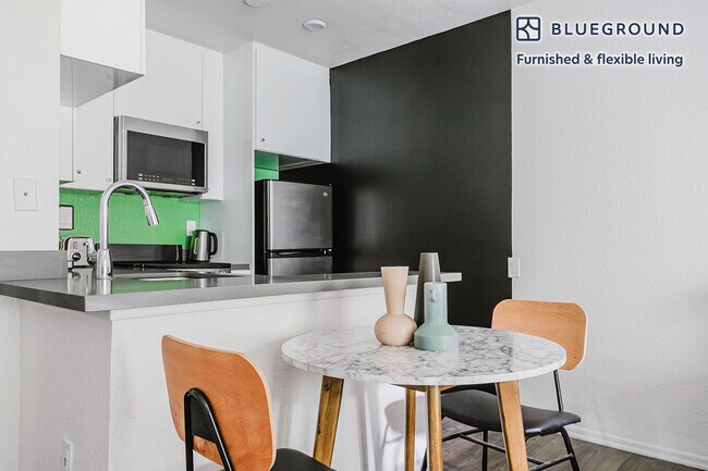 Foto del edificio - 3690 Barham Blvd