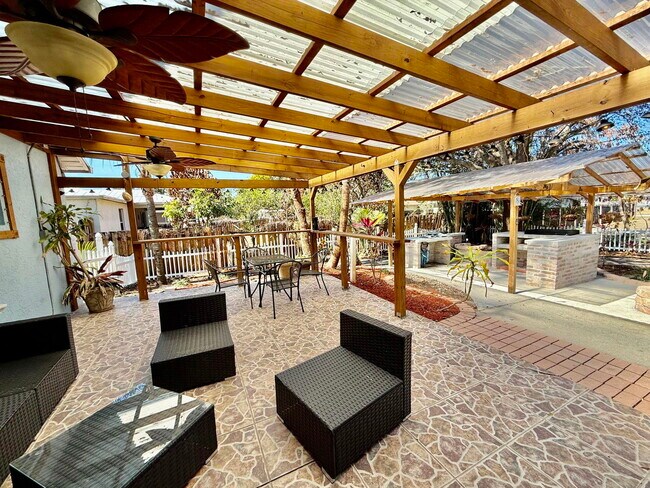 Foto del edificio - 125 SW Donna Terrace