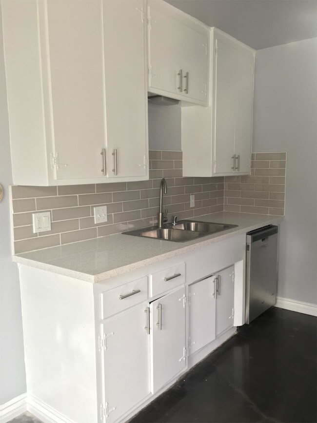 Foto del edificio - 751 Bennett Ave