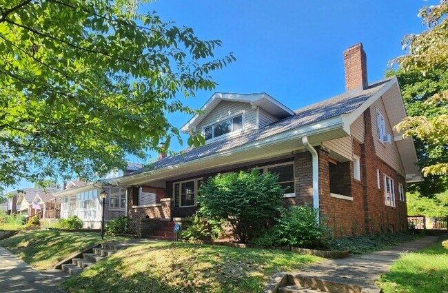 Building Photo - 3 Bedroom with Large Master Suite Upstairs...