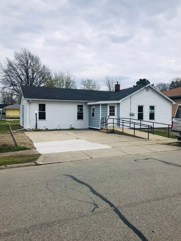 Primary Photo - 3813 Dexter Ave