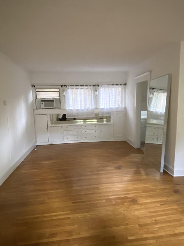 Living room / bedroom - 7274 Fountain Ave