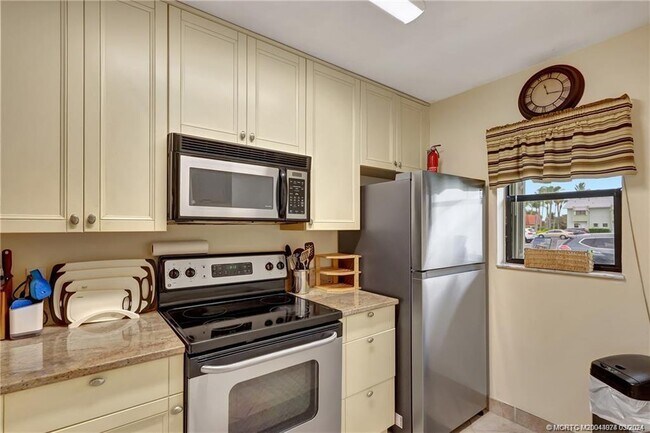 Building Photo - 9415 S Ocean Dr
