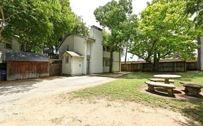 Building Photo - 2115 Oxford Ave