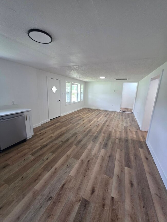 Building Photo - Freshly Renovated 4 Bedroom Home on Over an Acre in Crossville!